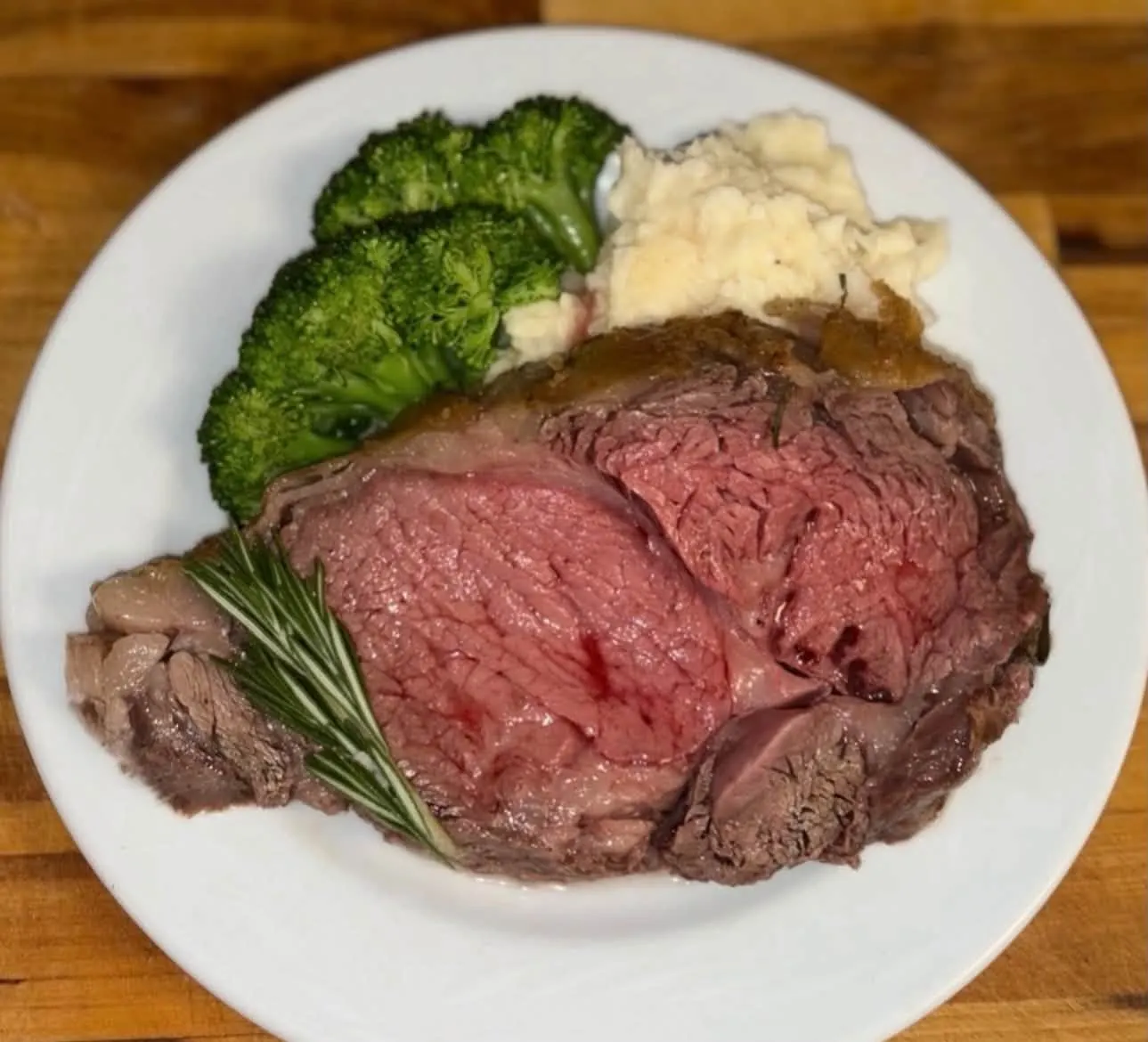 Il Porcellino's prime rib with mashed potatoes and broccoli